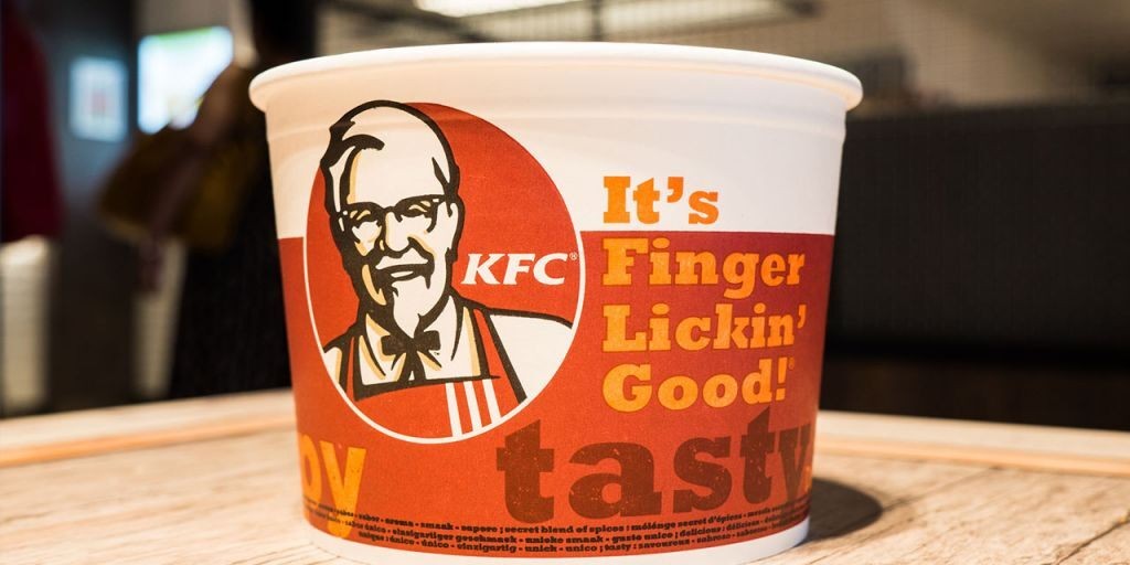 KFC buộc phải dừng việc khuyên khách hàng “liếm ngón tay” vì đại dịch Covid-19 ảnh 1