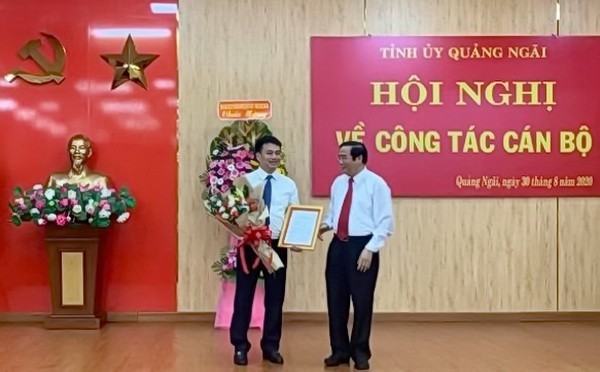 Ông Nguyễn Thanh Bình trao Quyết định của Ban Bí thư điều động, luân chuyển, chỉ định ông Đặng Ngọc Huy giữ chức Phó Bí thư Thường trực Tỉnh ủy Quảng Ngãi nhiệm kỳ 2015- 2020. Ảnh PTQ.