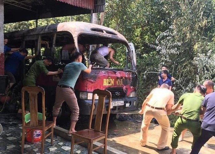 Chiếc xe bị thiêu rụi hoàn toàn.