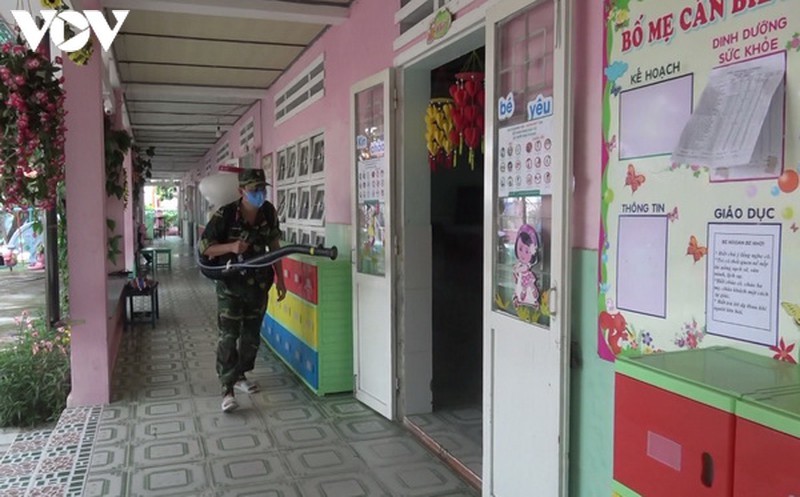 Phun thuốc tiêu độc khử trùng trước ngày khai giảng. Phun thuốc tiêu độc khử trùng trước ngày khai giảng.