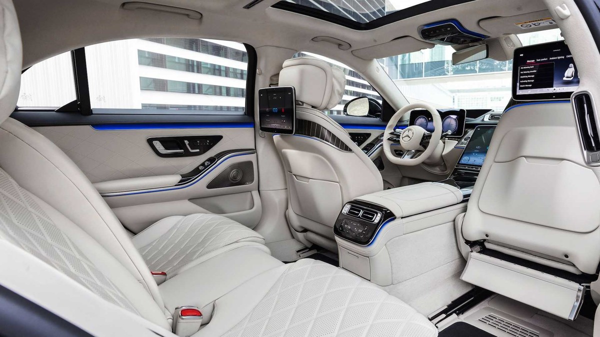 Nội thất xe S580e được lấy cảm hứng không gian bên trong các hoà nhạc thính phòng. Các vật liệu được lựa chọn để đắp vào nội thất xe gồm có: da, gỗ và kim loại. Hệ thống đèn âm nội thất với nhiều tùy chọn màu sắc càng góp phần tôn lên đường nét của mẫu xe sang. Xe còn sở hữu nội thất ghế Nappa êm ái với hệ thống sưởi, thông gió và 10 chức năng mát-xa khác nhau.