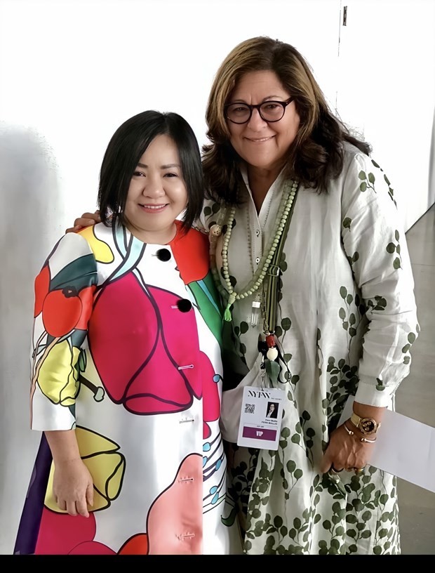 Trang Lê gặp gỡ và giao lưu cùng bà Fern Mallis-cựu Chủ tịch đầu tiên của Hiệp hội thời trang Mỹ CFDA, đồng thời là người sáng lập New York Fashion Week. (Ảnh: NVCC).