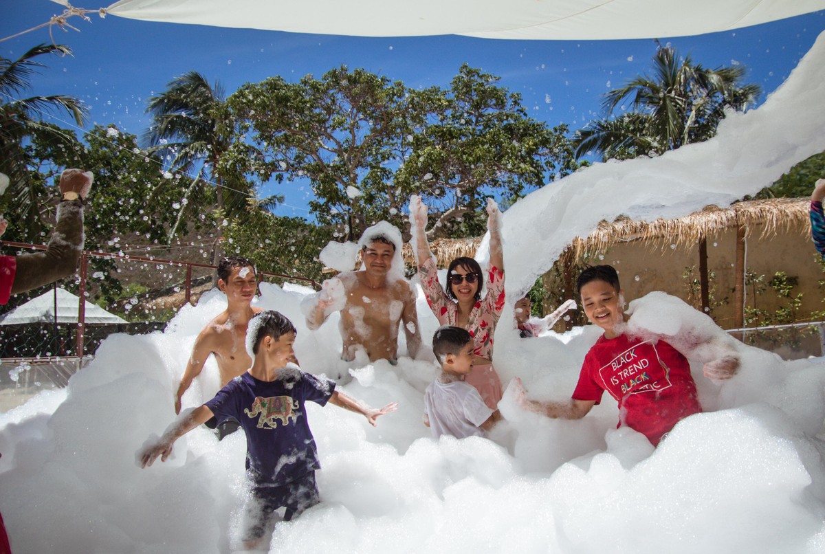 Hay tại sân chơi bọt tuyết du khách cùng những người thân, bạn bè trải nghiệm những khoảnh khắc vui nhộn bất tận kết nối tình yêu thương với nhau với những nụ cười sảng khoái tại sân chơi bọt tuyết duy nhất tại Nha Trang.