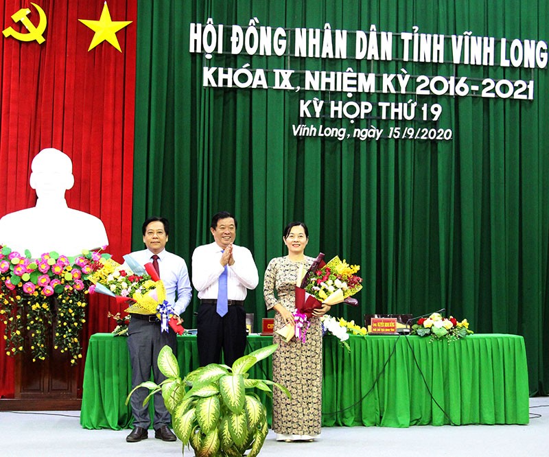Phó Bí thư Thường trực Tỉnh ủy Vĩnh Long Bùi Văn Nghiêm chúc mừng hai đồng chí được bầu làm Ủy viên UBND tỉnh Vĩnh Long.