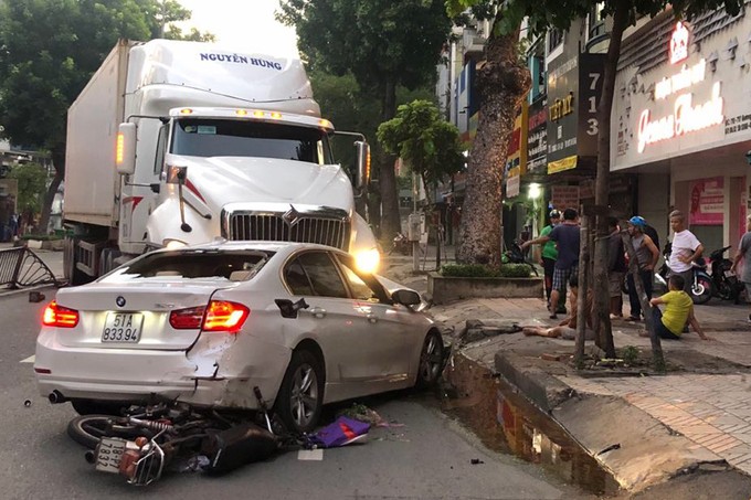 Xe máy bị cuốn dưới gầm ôtô BMW.