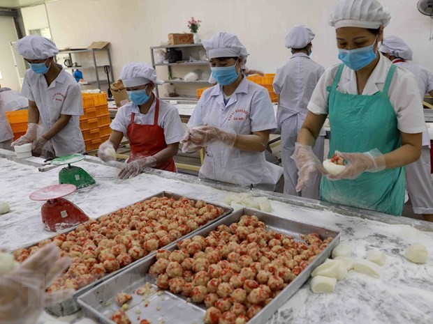 Sản xuất bánh dẻo theo phương thức truyền thống tại nhà máy của Công ty Hanobaco. (Ảnh: Vũ Sinh/TTXVN).
