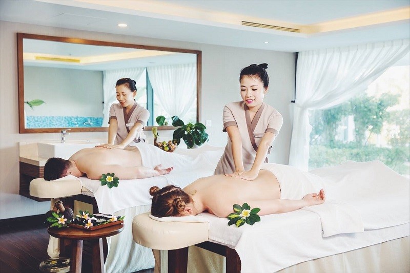 Cũng tại khu nghỉ dưỡng 5 sao này, du khách còn được trải nghiệm Rinata Oasis Spa với các phòng trị liệu tiêu chuẩn và cao cấp. Đội ngũ nhân viên chuyên nghiệp cùng các sản phẩm trị liệu chiết xuất 100% từ thiên nhiên giúp bạn thư thái tinh thần và tái tạo năng lượng.