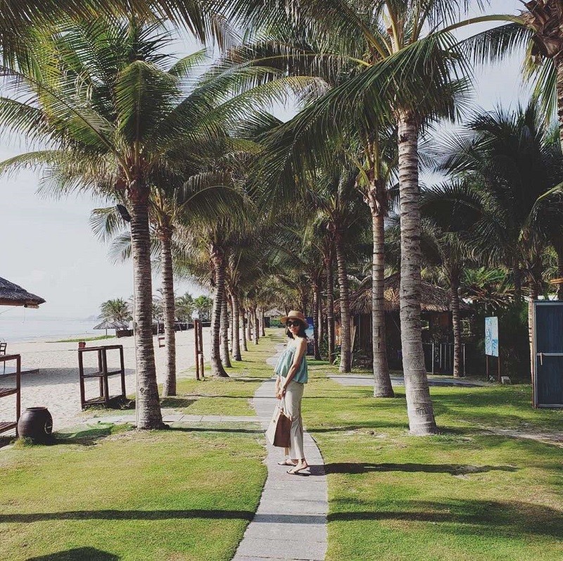 Đến Riviera, dạo bộ dưới những hàng dừa xanh mát, lắng nghe nhịp sống yên bình, cảm nhận những làn gió biển mơn man, bạn sẽ quên hết mọi phiền muộn và nạp thêm cho mình năng lượng sống mới đầy hứng khởi.