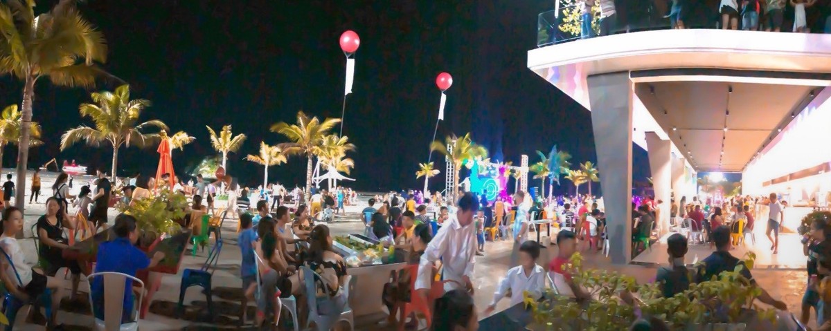 Bãi tắm Phương Đông nhộn nhịp du khách vào ban đêm.