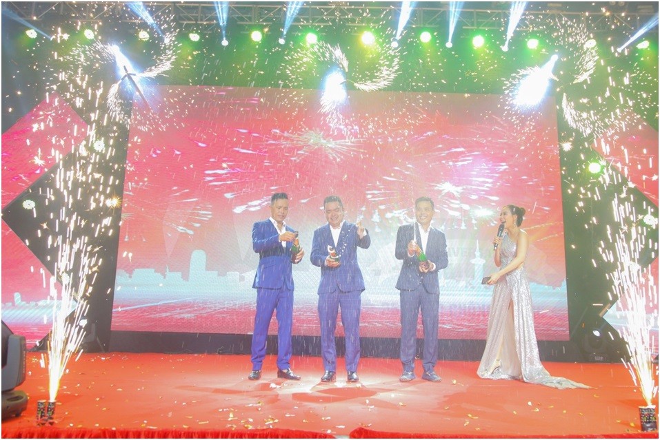 Ba anh em Trương Công Danh, Trương Tấn Lộc, Trương Tấn Lộc trong buổi lễ “25 năm – Một chặng đường”. Ba anh em Trương Công Danh, Trương Tấn Lộc, Trương Tấn Lộc trong buổi lễ “25 năm – Một chặng đường”.