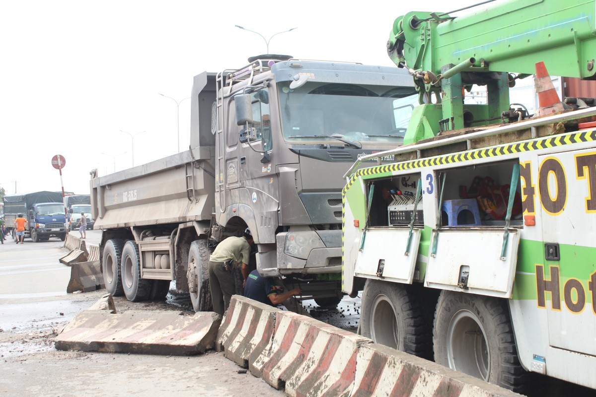 Chiếc xe ô tô bị vò nát biến dạng hoàn toàn sau tai nạn.