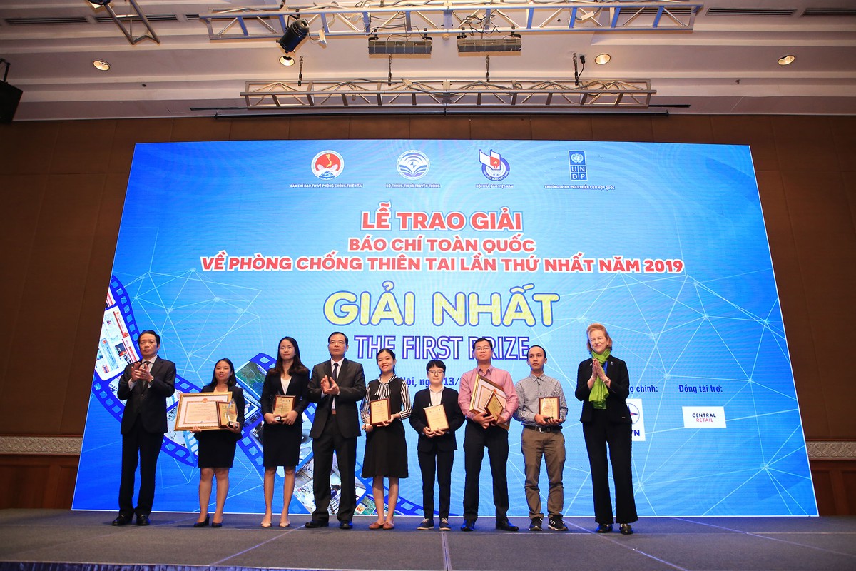 Bộ trưởng Bộ Nông nghiệp và PTNT Nguyễn Xuân Cường và bà Caitlin Wiesen, Trưởng Đại diện UNDP tại Việt Nam trao bằng khen và kỷ niệm chương cho các tác giả đạt giải Nhất.