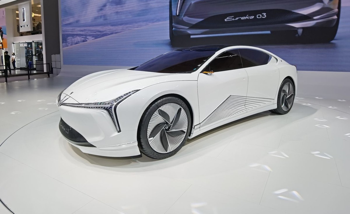 Neta Eureka 03: Hãng xe Trung Quốc Neta đem đến triển lãm lần này một mẫu concept mới, trông rất bóng bẩy với cái tên Eureka 03. Mẫu xe này theo hãng cho biết có thể tăng tốc từ 0-100km/h chỉ trong 4 giây và có phạm vi hoạt động lên tới 800 km sau một lần sạc đầy pin.
