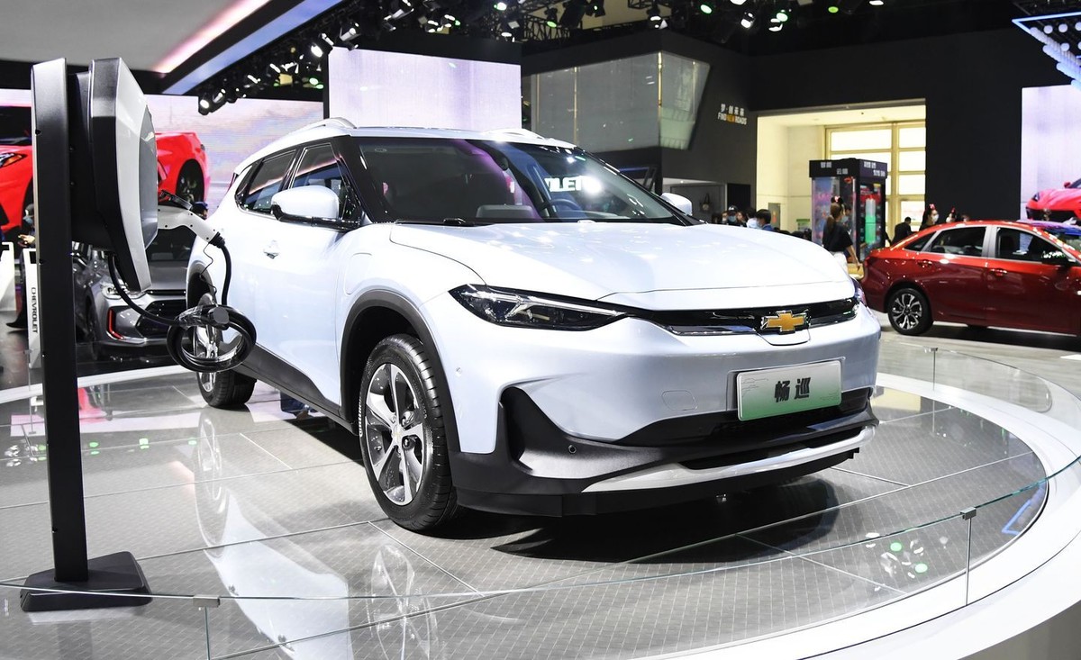 Chevrolet Menlo: Menlo là chiếc xe thuần điện đầu tiên của nhà Chevrolet có khả năng chạy khoảng hơn 400 km (250 dặm) sau 1 lần sạc đầy. Chiếc xe này có kích cỡ lớn hơn Chevy Bolt EV nhưng lại có giá mềm hơn, tuy nhiên nó chỉ được bán tại thị trường Trung Quốc.