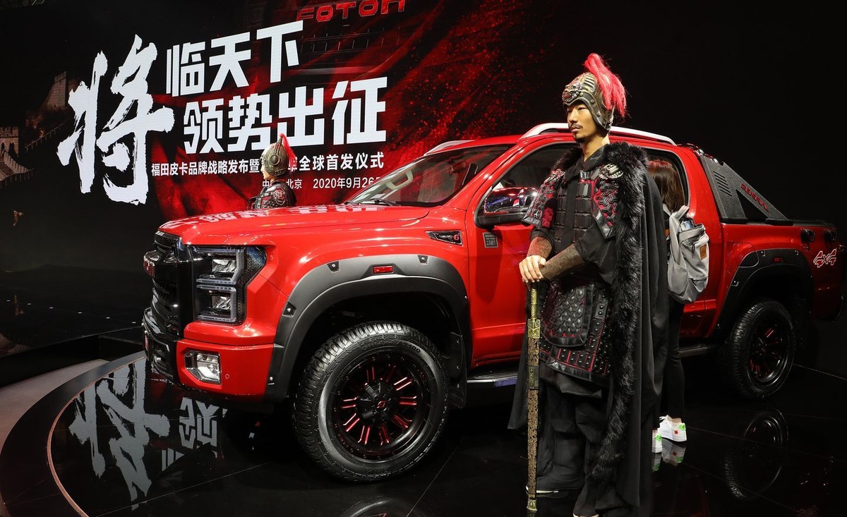 Foton G9: Được biết đến là nhà sản xuất các loại xe bán tải và thiết bị nông nghiệp, lần này tại triển lãm, hãng Foton đã đem đến một chiếc xe bán tải cỡ lớn (fullsize). Có ngoại hình "na ná" xe Mỹ Ford F-150 Raptor, Foton G9 được bán ra với 3 tuỳ chọn động cơ, bao gồm 1 động cơ xăng 2.0L và 2 động cơ dầu 2.0L tăng áp và 2.5L tăng áp. Hiện tại, Foton chỉ công bố thông số sức mạnh của khối động cơ 2.0L xăng là 238 mã lực và 390 Nm mô-men xoắn. Đi kèm với đó là trang bị hộp số tự động 8 cấp của ZF.