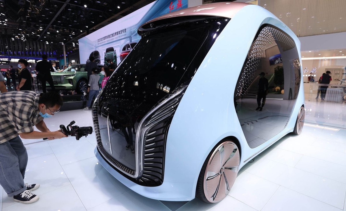 Hongqi 2.0: Mẫu concept về một chiếc mini bus điện tự lái được hãng xe Hongqi đem đến triển lãm lần này. Chiếc xe có vẻ ngoài hình khối hộp dễ thương, có thể chứa 2 hành khách bên trong với không gian rộng rãi, tiện nghi.