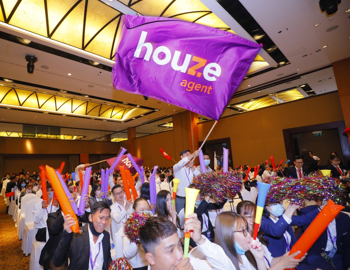 Khán phòng sôi động với dàn “cổ động viên” nhiệt huyết.