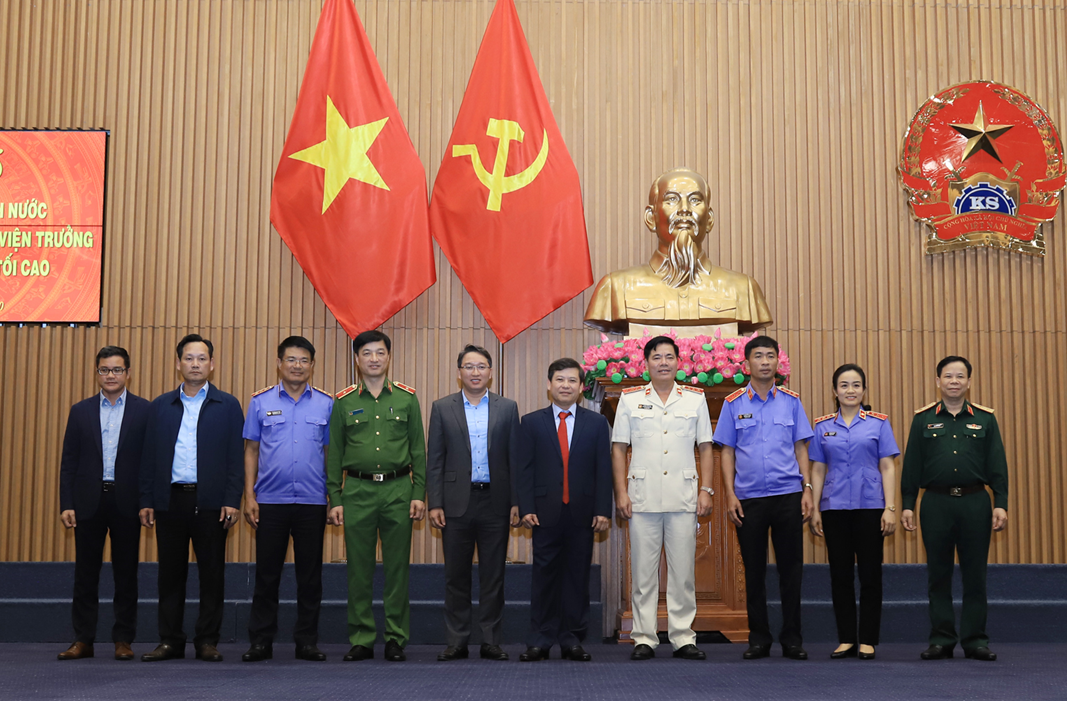 Lãnh đạo Viện Kiểm sát nhân dân tối cao chúc mừng đồng chí Nguyễn Quang Dũng. Lãnh đạo Viện Kiểm sát nhân dân tối cao chúc mừng đồng chí Nguyễn Quang Dũng.