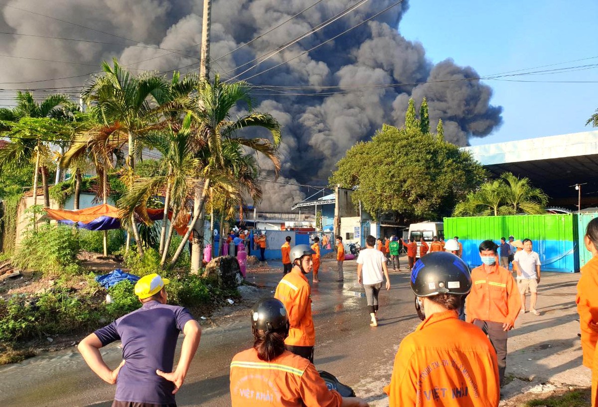 Do hiện trường vụ hoả hoạn chứa nhiều vật liệu dễ cháy nên công tác cứu hoả gặp nhiều khó khăn..