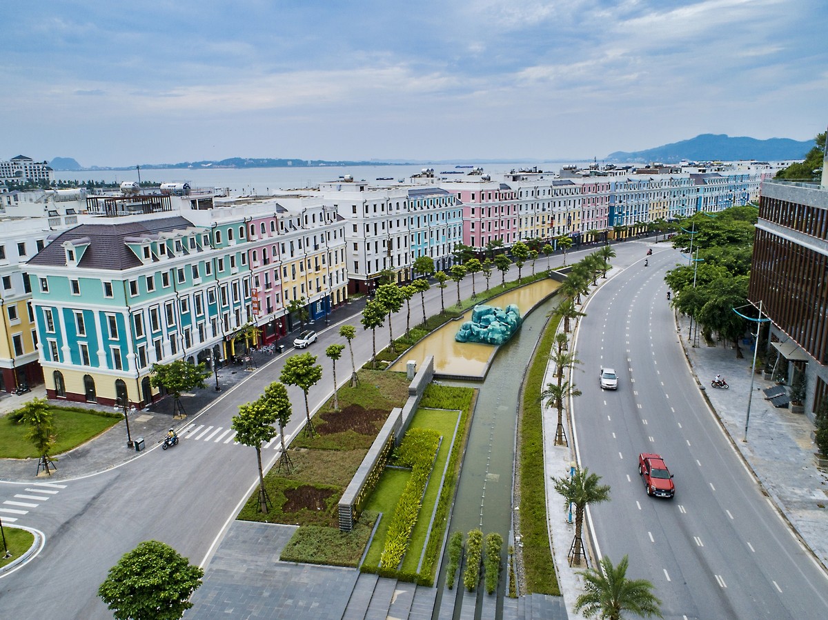 Bên cạnh khu villa, quần thể Sun Premier Village Ha Long Bay còn mang đến hệ thống boutique shophouse sắc màu trên mặt đường Hạ Long. Khu vực shophouse đã bàn giao cho khách hàng từ năm 2018 và đi vào vận hành ổn định hiện nay.