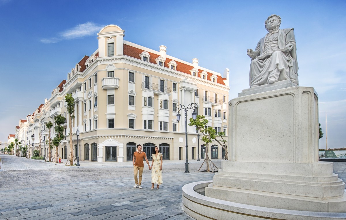 Với những du khách yêu mến văn hóa Châu Âu chắc hẳn sẽ bị mê hoặc bởi những con đường nội khu ốp đá granite, những bức tượng đá nghệ thuật được chạm khắc trau chuốt bên đài phun tựa như những điệu múa ballet trên nước… tại phân khu Europe.