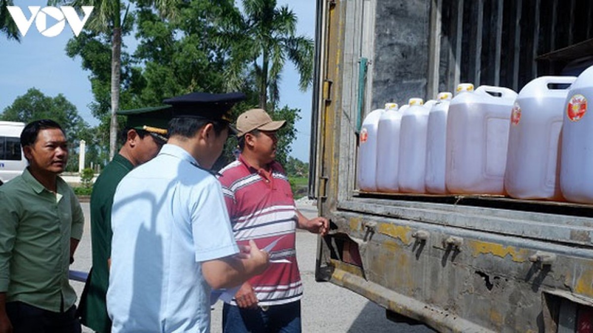 Lực lượng hải quan kiểm tra hàng hóa tại Cửa khẩu quốc tế Hà Tiên.