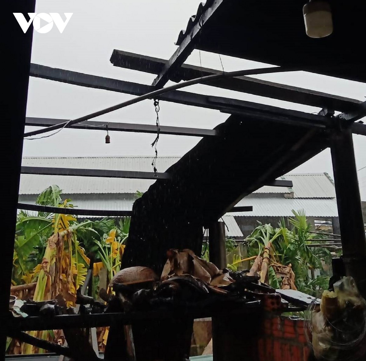 Nhiều nhà dân ở Thừa Thiên Huế bị tốc mái.