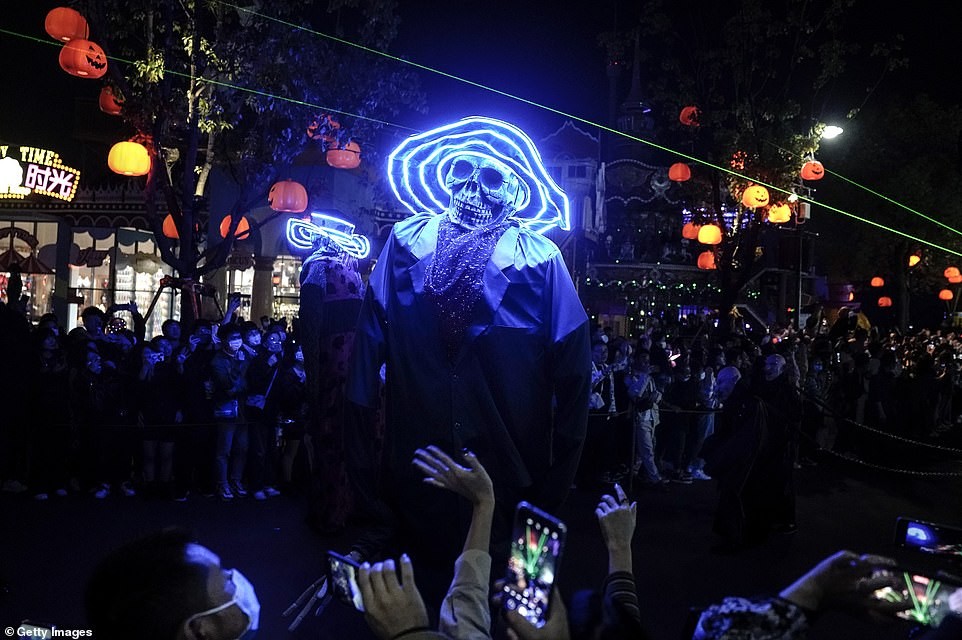 Đoàn diễu hành trong trang phục những bộ xương di động. Ảnh: Getty.