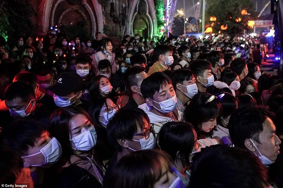 Các biện pháp phòng chống sự lây lan của virus corona vẫn được người dân đề cao. Ảnh: Getty.