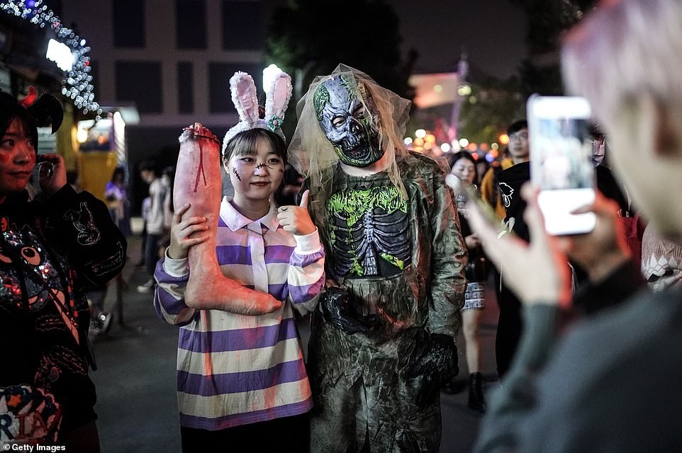 Hóa trang thành các nhân vậy từ hoạt hình dễ thương cho đến tạo hình gớm ghiếc. Ảnh: Getty.