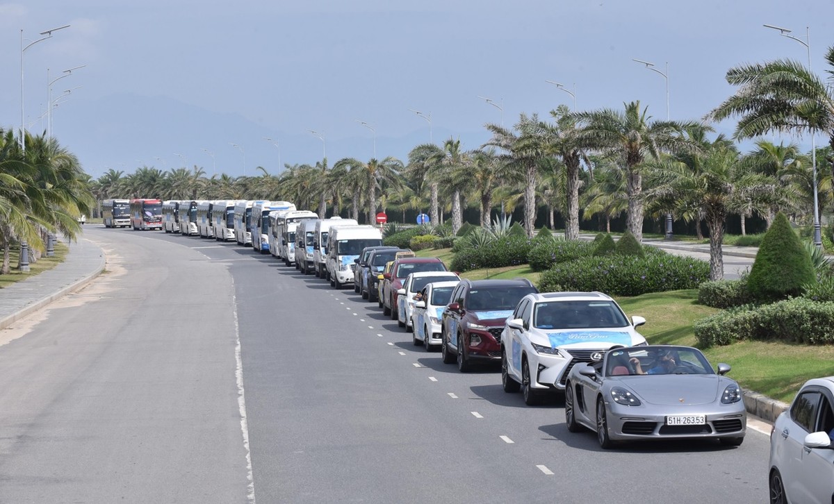 Chuyên viên tư vấn được tham quan sân KN Golf Links 90 ha, 27 lỗ đã hoạt động từ năm 2018. Đây là nơi thường xuyên tổ chức các giải đấu uy tín trong nước và quốc tế khẳng định vị thế của KN Paradise trên thị trường. Các giải đấu tiêu biểu như: KN Golf Links mở rộng, Swing For Trường Sa, The Shark Challenge …. thu hút nhiều golfer tham dự. Cùng ngày, chương trình kỷ niệm 2 năm thành lập KN Golf Links với giải đấu The Shark Challenge 2020 đã tạo nên không khí sôi động chưa từng có cho Đại quần thể KN Paradise.