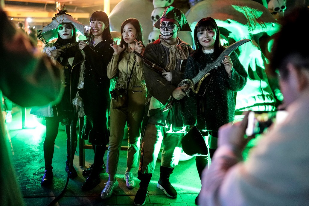 Du khách và người biểu diễn trong các bộ trang phục ma quái. Ảnh: Getty.