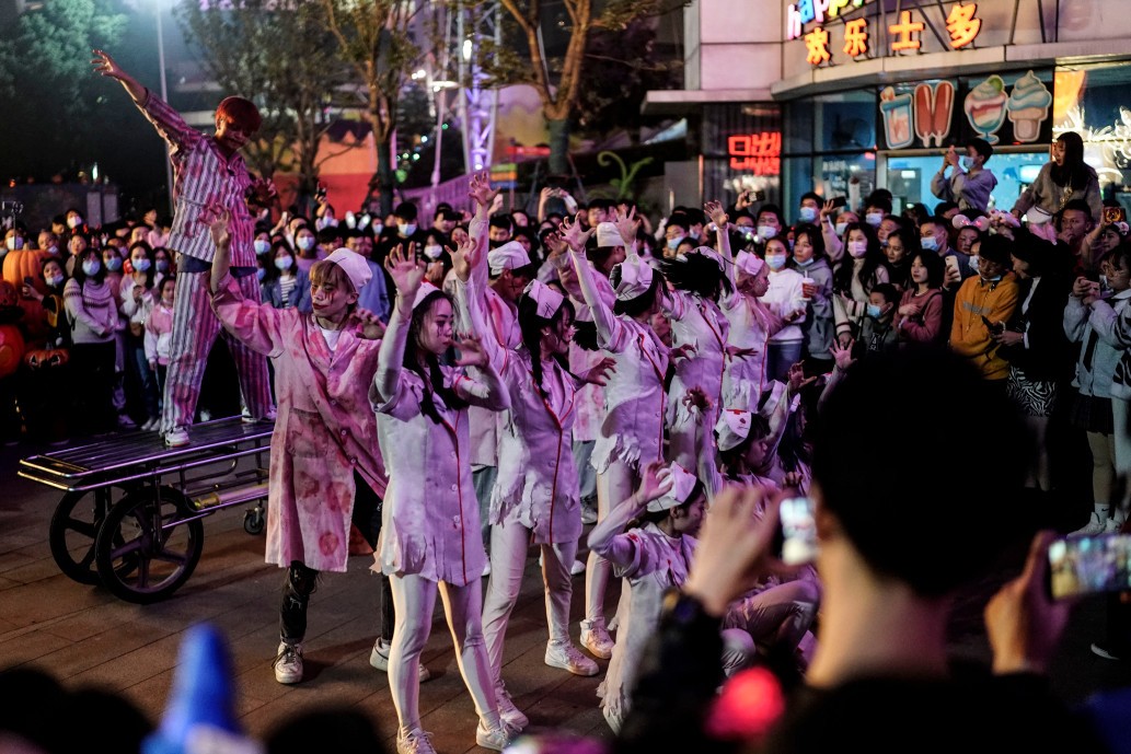 Khác với mọi năm, chủ đề cải trang thành y tá khá nhạy cảm bởi đã có ít nhất 23 nhân viên y tế Trung Quốc đã thiệt mạng vì dịch bệnh. Ảnh: Getty.