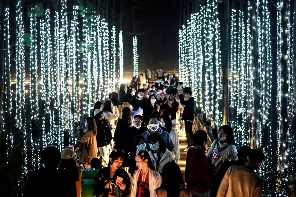 Lễ hội được trang hoàng bởi nhiều màu sắc lung linh. Ảnh: Getty.