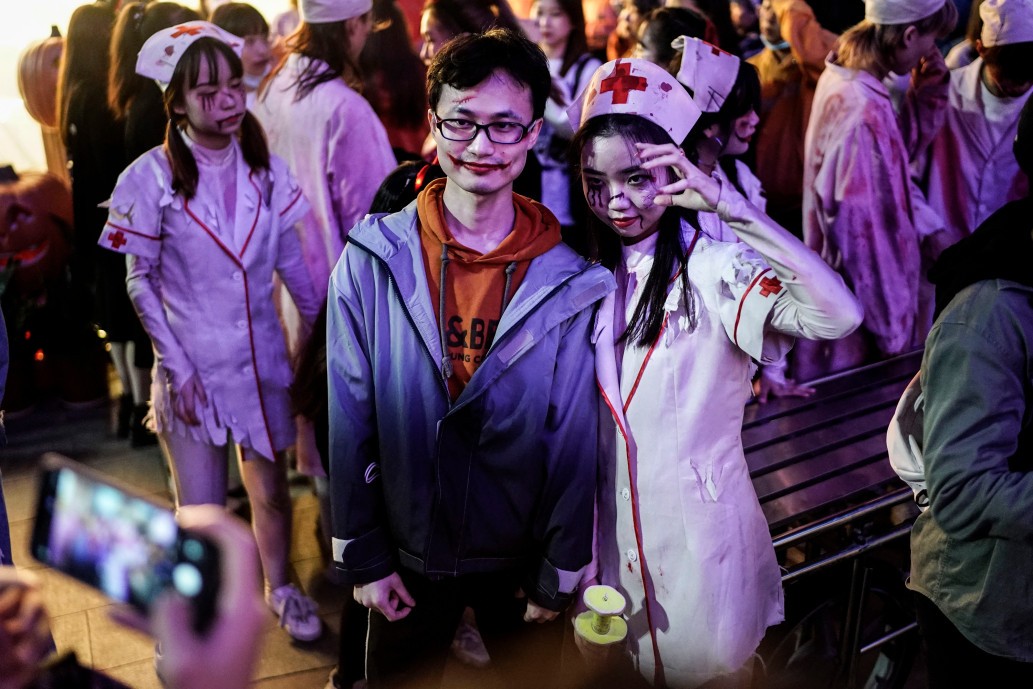 Đóng giả thành các nữ y tá ma quái luôn là một trong những bộ trang phục phổ biến nhất mọi năm. Ảnh: Getty.