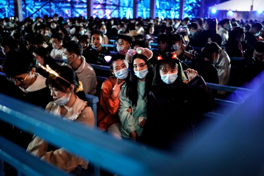 Ở đây dường như không còn cảm nhận thấy sự sợ hãi đối với dịch bệnh. Ảnh: Getty.