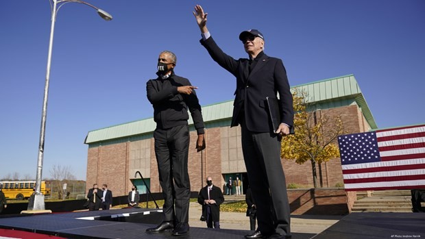 Ứng cử viên đảng Dân chủ Joe Biden vận động tranh cử cùng cựu Tổng thống Barack Obama tại Michigan. (Nguồn: AP).
