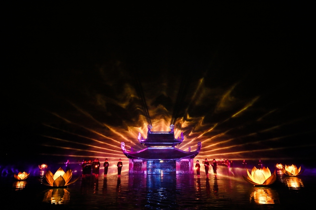 Dự án sẽ có những show biểu diễn nghệ thuật thực cảnh như Kí ức Hội An, Tinh Hoa Bắc Bộ mang đến cho du khách trải nghiệm độc đáo.