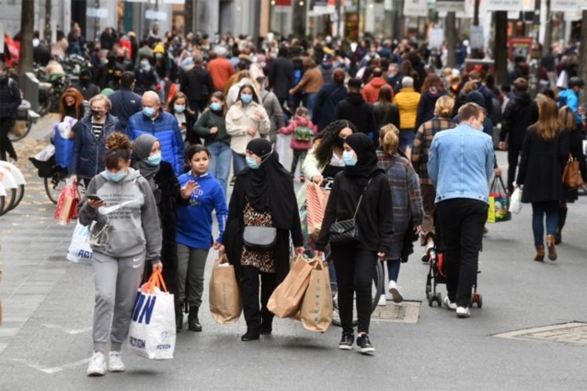 FOTO: JAN VAN DER PERRE. Khung cảnh nhộn nhịp tại một khu phố mua sắm tại Bỉ trước giờ phong tỏa. FOTO: JAN VAN DER PERRE. Khung cảnh nhộn nhịp tại một khu phố mua sắm tại Bỉ trước giờ phong tỏa.