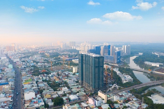 Tại TP, Hồ Chí Minh, trong tháng 11 này, Sunshine Group cũng sẽ bàn giao toà tháp đầu tiên của dự án Sunshine City Sài Gòn tại trung tâm Quận 7. Như tất cả các dự án mà Sunshine Group đã bàn giao trước đó, Sunshine City Sài Gòn được ốp kính Low E sang trọng. Các căn hộ tại dự án này đều được phủ kính tràn từ trần xuống sàn. Hiện tại, hệ thống thiết bị thông minh như: sảnh đón thông minh, hệ thống face id, smarthomes tại dự án đã được hoàn thiện chỉn chu để bàn giao cho khách hàng. Đặc biệt, Sunshine Group đã chi thêm 2 triệu USD để ốp đá marble Ấn Độ cho phần đế của toà tháp.