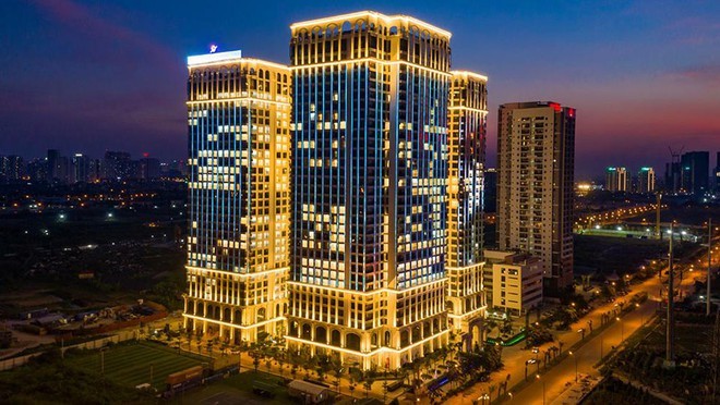 Ngoài Sunshine City Hà Nội và Sunshine City Sài Gòn; Tổ hợp Sunshine Riverside tọa lạc tại ở chân cầu Nhật Tân, Hà Nội được đầu tư 2.500 tỉ đồng. Công trình bao gồm 3 tòa tháp chung cư nằm trong tổng thể gồm trường học quốc tế, trung tâm vui chơi giải trí.