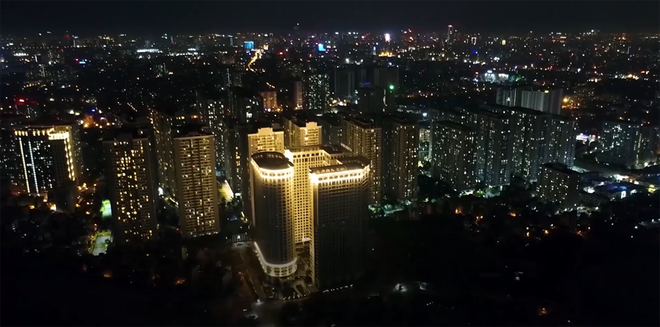 Lấy cảm hứng từ khu vườn châu Âu giữa lòng phố thị, Sunshine Garden (Hai BàTrưng) ghi dấu ấn với kiến trúc tinh tế cùng không gian xanh, hồ nước và tuyến đường dạo bộ lien hoàn mang đến cho cư dân nhiều trải nghiệm mới mẻ. Dự án đang trong giai đoạn hoàn thiện và dự kiến bàn giao trong quý 4/2019.