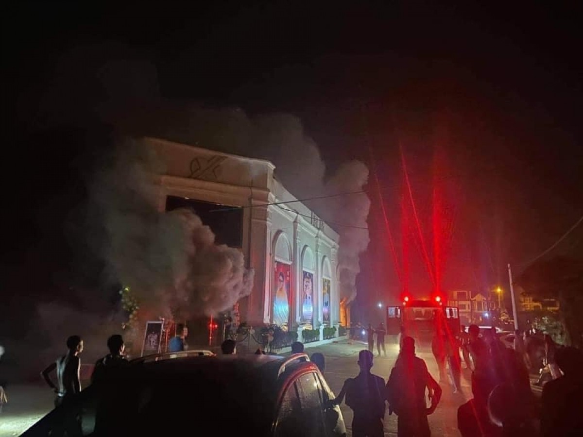 Cảnh sát phải phá tường để cứu các nạn nhân.