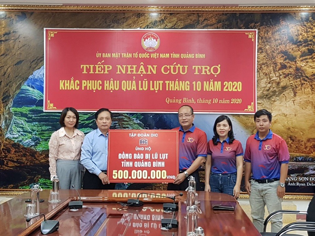 Đại diện Tập đoàn DIC trao tặng 500 triệu đồng cho Ủy ban Mặt trận Tổ Quốc Việt Nam tỉnh Quảng Bình.