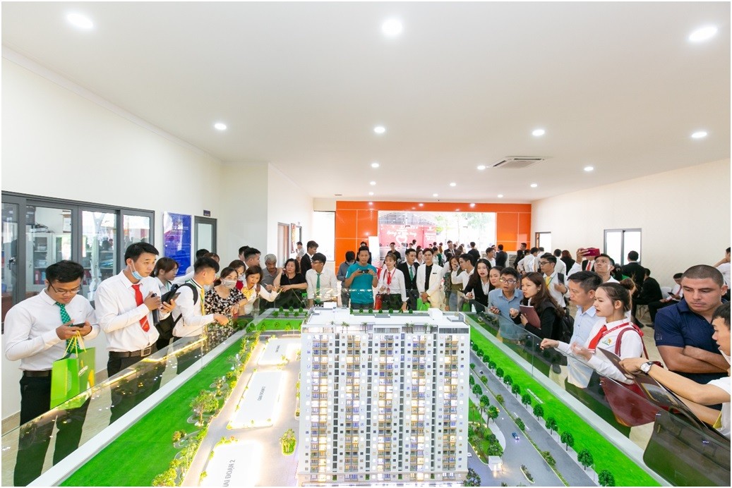 Rất đông khách hàng đang cần nhà để ở và nhà đầu tư quan tâm tìm hiểu thông tin khu căn hộ phức hợp Legend Complex.