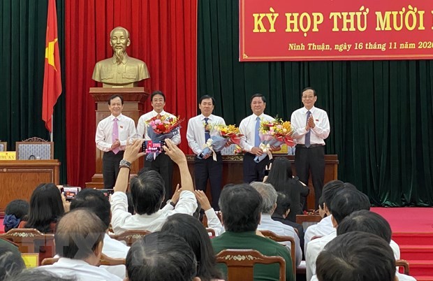 Lãnh đạo HĐND tỉnh Ninh Thuận tặng hoa chúc mừng các đồng chí được bầu giữ chức Chủ tịch, Phó Chủ tịch UBND tỉnh. (Ảnh: Công Thử/TTXVN).