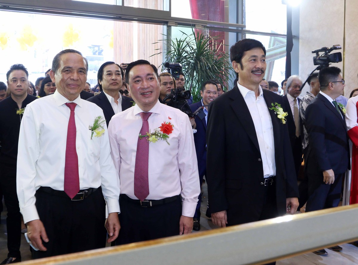 Ông Bùi Thành Nhơn (phải) chủ tịch Novaland dẫn khách thăm quan Novaland Gallery.