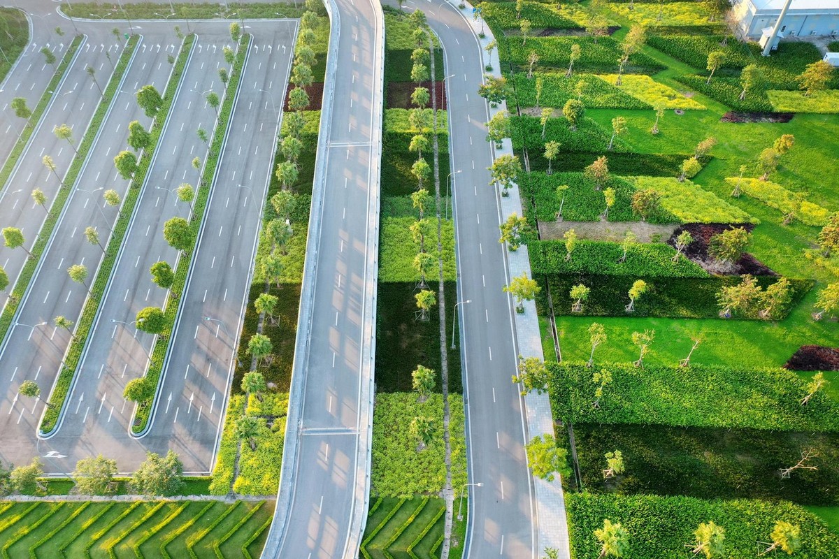 Sở hữu không gian xanh lên tới gần 200ha, trong tổng diện tích quy hoạch hơn 326 ha, sân bay quốc tế Vân Đồn gây ấn tượng ngay từ cổng vào với hệ thống cây xanh, tiểu cảnh được quy hoạch lớp lang, chăm chút tỉ mỉ.