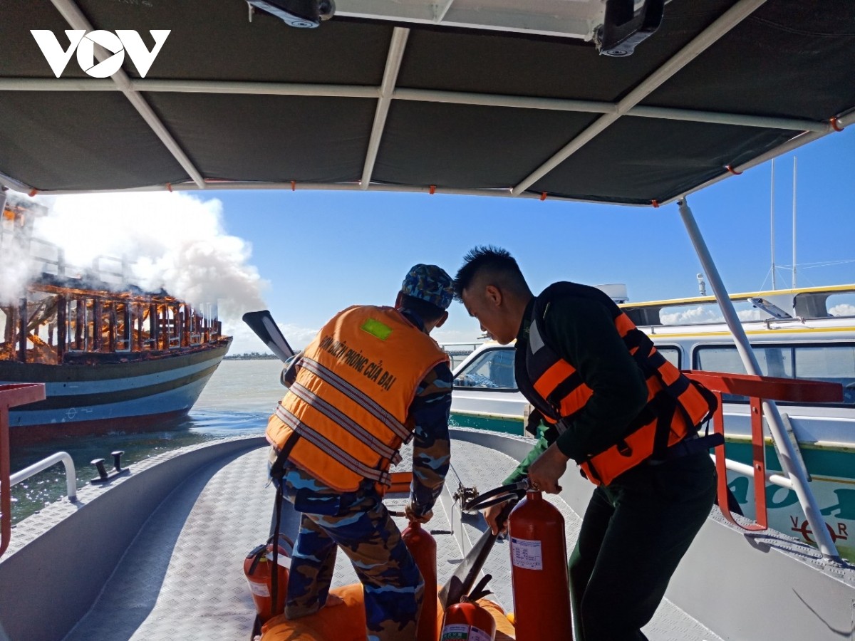 Lực lượng chức năng tham gia chữa cháy.