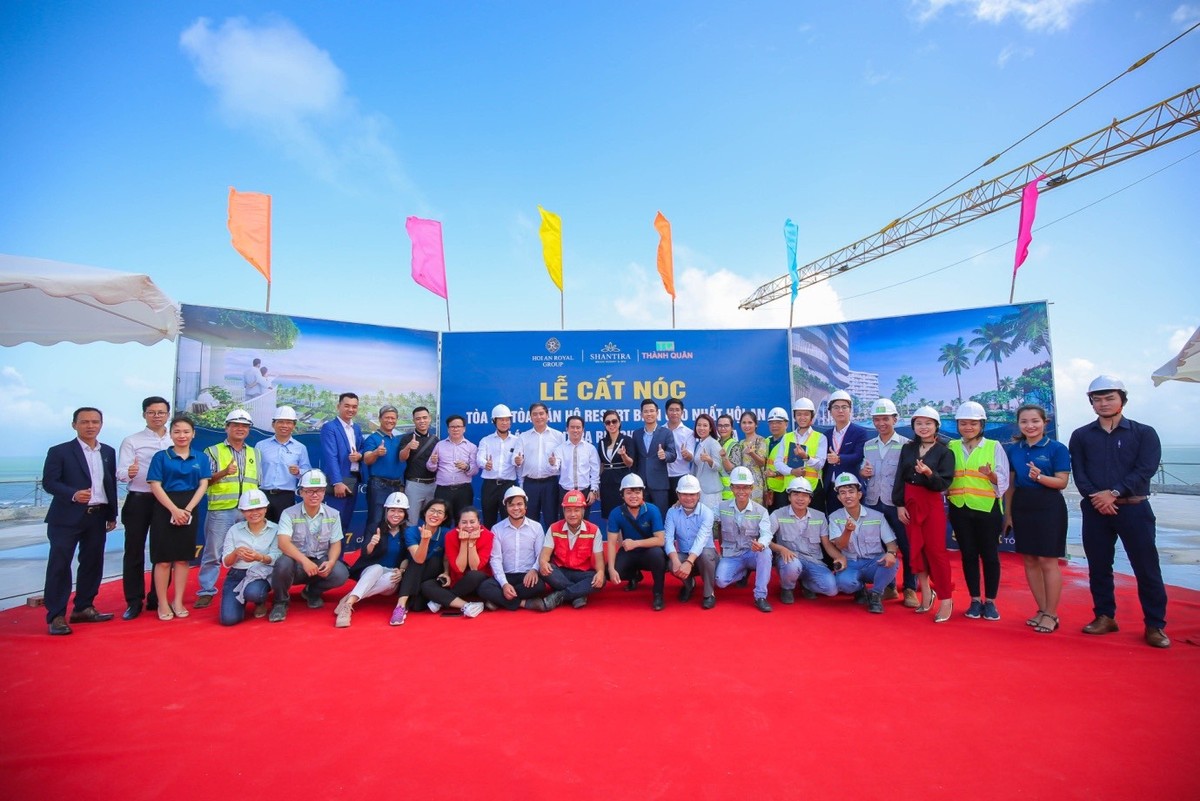 Chủ đầu tư và đại diện các sản phân phối chiến lược tại lễ cất nóc tòa B.